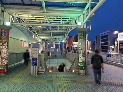 ブリリアントクラブへの道順 2／11：駅を背中にして左手の階段を下ります。