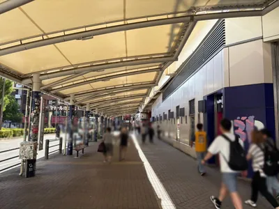 アリエルへの道順 2／6：駅を背にして右手に進みます。
