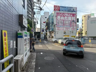 ハングオーバーへの道順 10／11：左折後、左手の路地をさらに左折します。