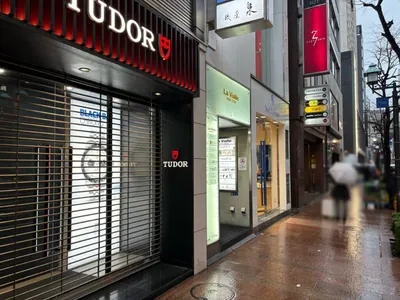 ドルフィンへの道順 11／11：少し進むと左手に銀座ドルフィンの入る「ラヴィアーレ銀座ビル」があります。